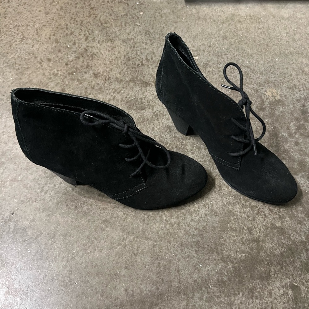 3/$10 🏷️ Faux suede lace up booties